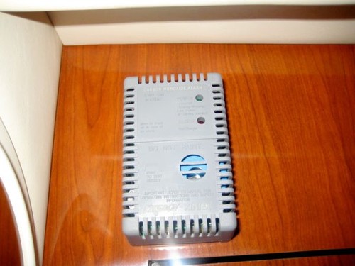 Carbon monoxide alert - Is it installed correctly?  Is it actually working? Are there other elements that could make a dangerous situation? ©  SW